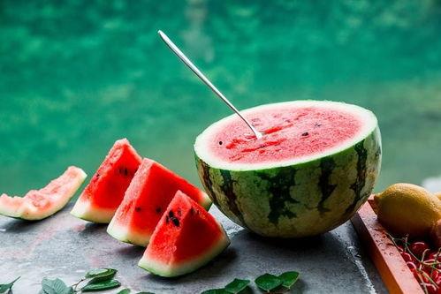 秋天吃瓜的图片,探寻秋季吃瓜的别样风情