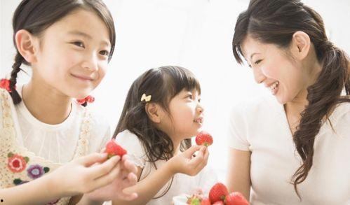 室友举高高吃瓜,室友间的欢乐互动瞬间