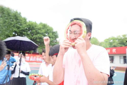 男子举办吃瓜大赛