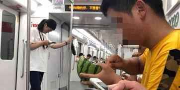 地铁车厢吃瓜