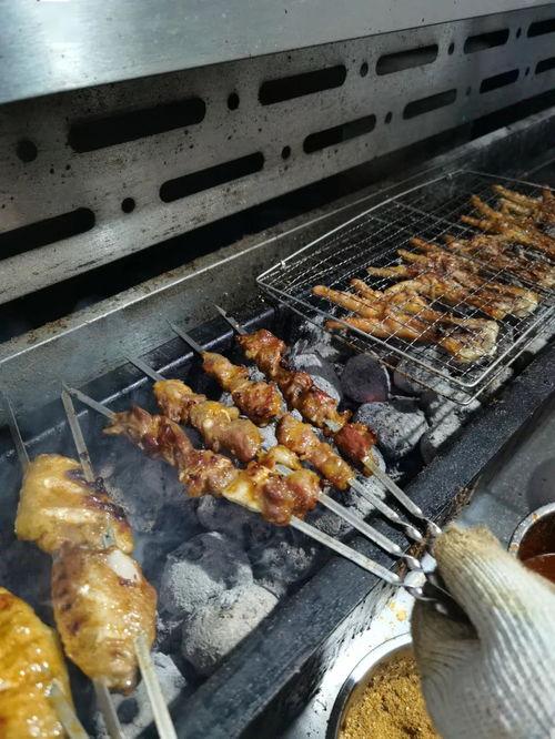 定州烧烤吃瓜,夏日街头吃瓜新风尚